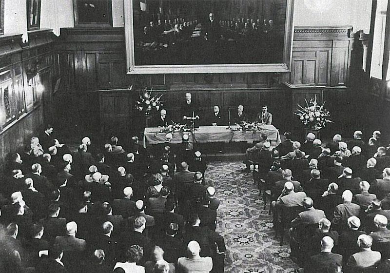 Одна из важнейших речей в истории Британии ХХ века была произнесена премьер-министром Макмилланом в начале 1960 года, представляя собой формальное заявление Британии о завершении колониального этапа своей истории.