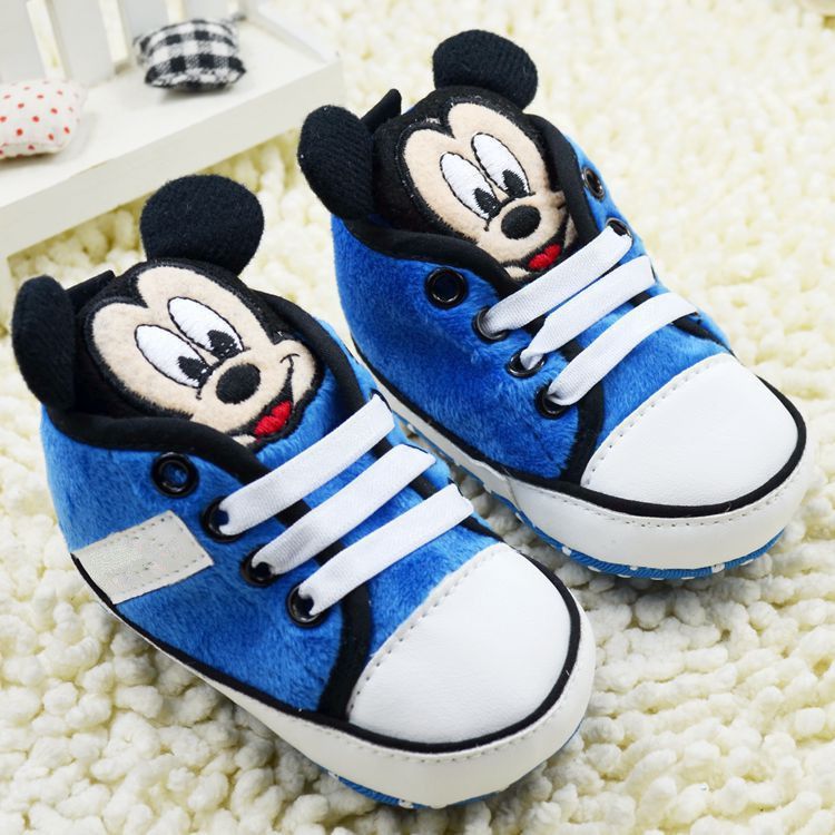 Micky maus schuhe Unser bester Freund wird 90 und das feiern wir mit einer eigenen Micky Maus-Kollektion: Sweatshirts, Kleider & Hosen mit lustigen Micky Maus-Prints für Kind.