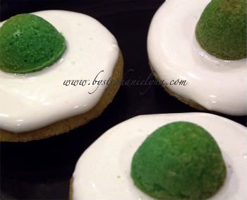 Green Eggs & Ham Mini Cakes - Celebrate Dr Seuss birthday with Dr Seuss party food {Weekend Links} from HowToHomeschoolMyChild.com