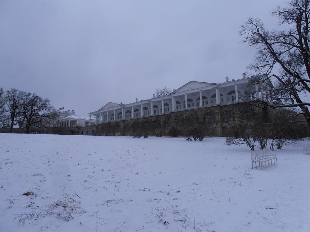 Слева от дворца