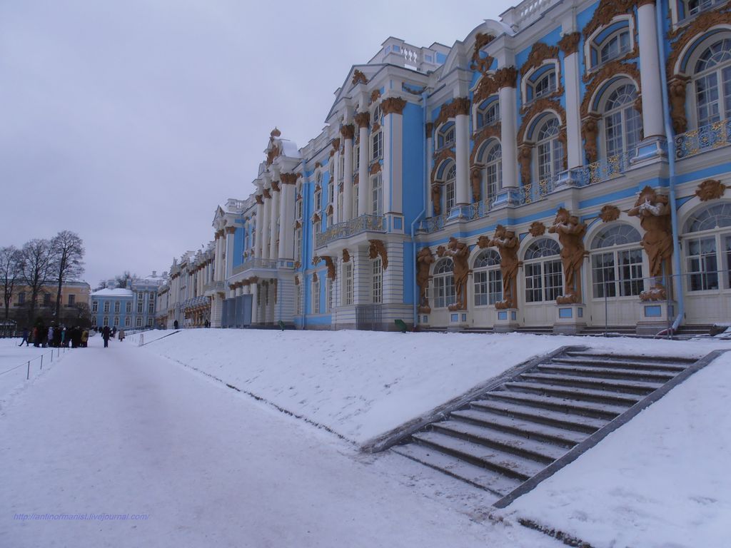 Вдоль Екатерининского дворца