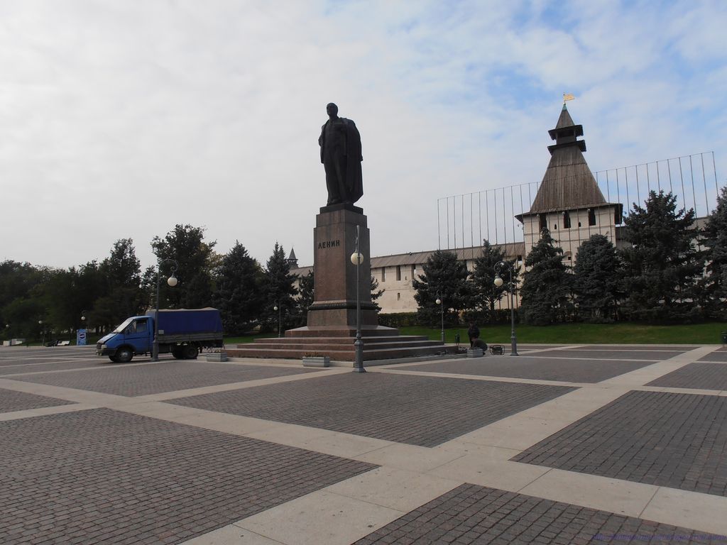 Ленина на фоне Житной башни
