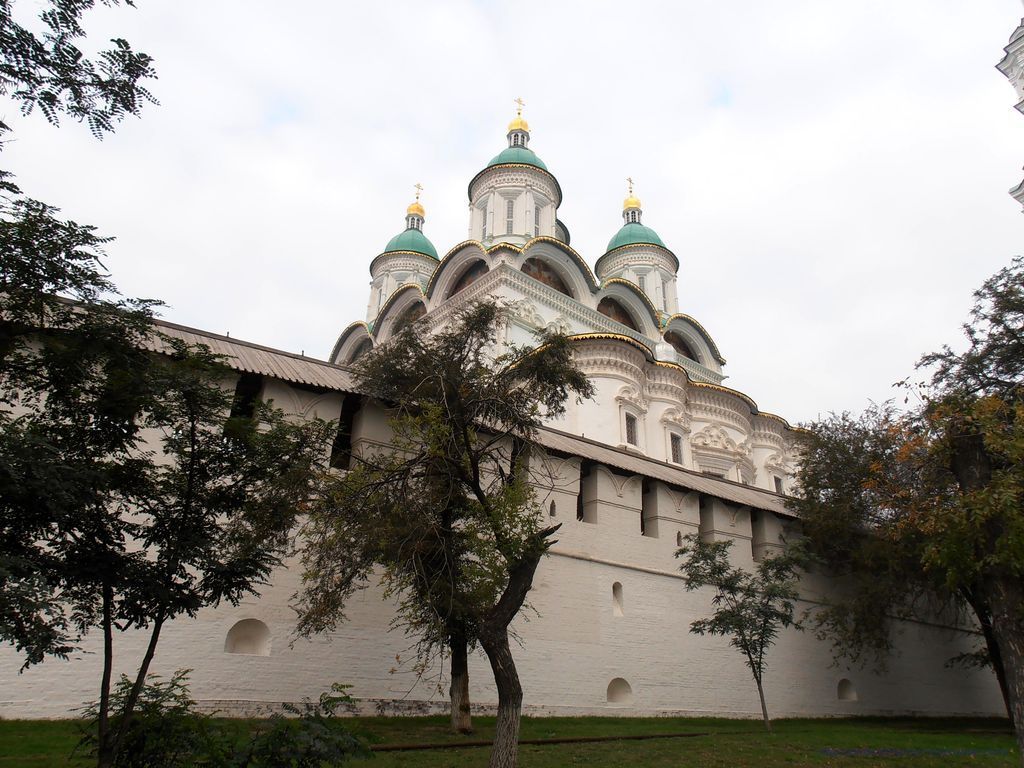 Успенский собор за стеной