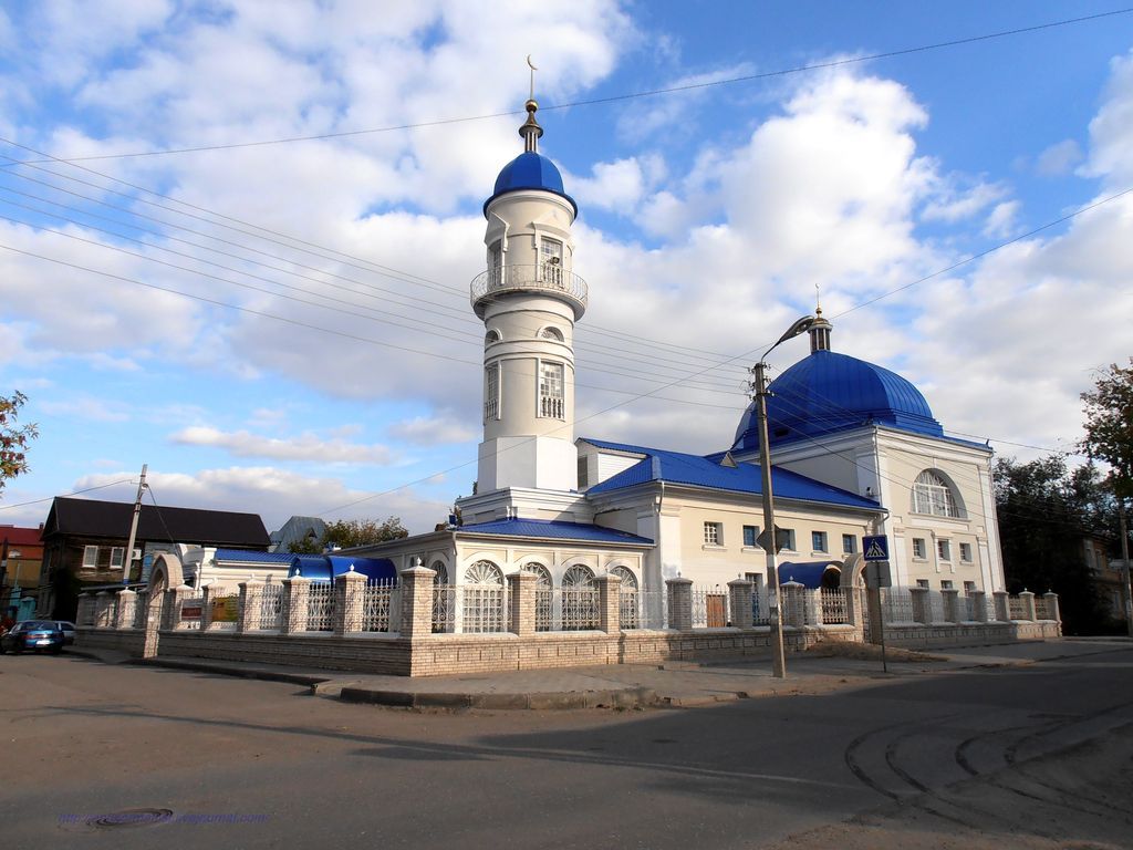 Белая мечеть на перекрёстке