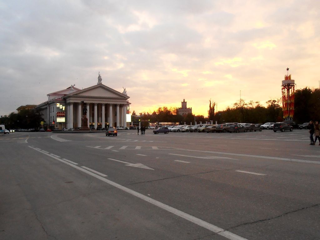Площадь с театром и памятником Невскому