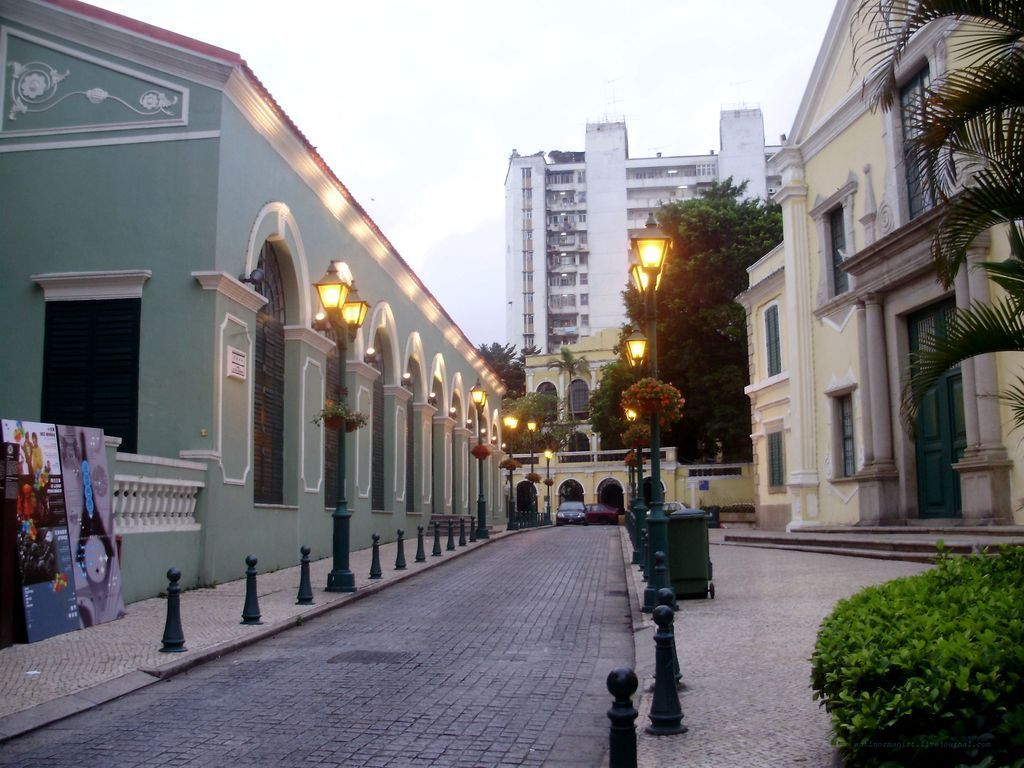 Церковь и театр