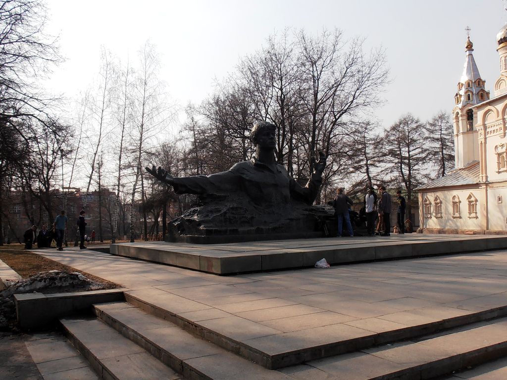 Памятник Есенину