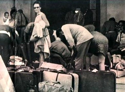 Беженцы в аэропорту Бата