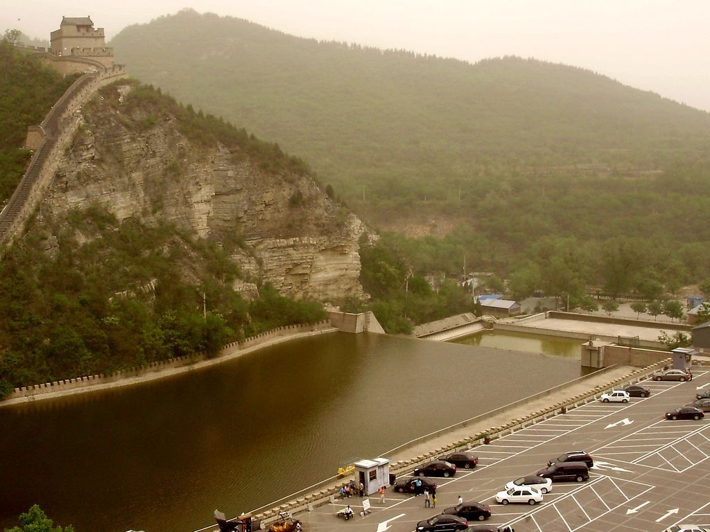 Пересекает реку