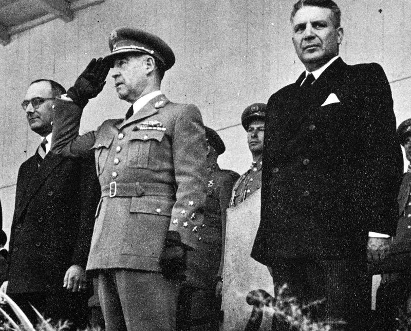 Президент Кравейру Лопиш в окружении Каэтану и Сантуша Кошты в 1955-м