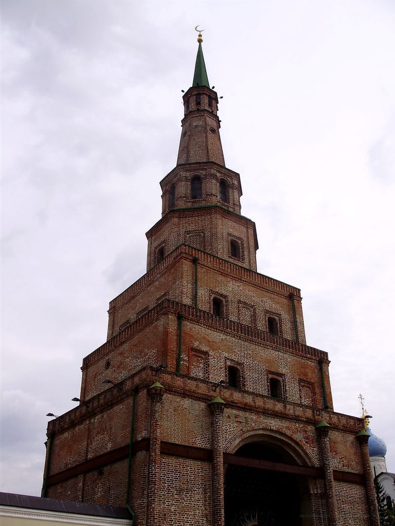 Падающая Казанская башня