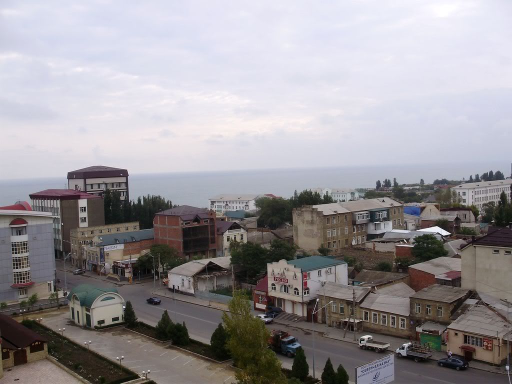Каспий за домами