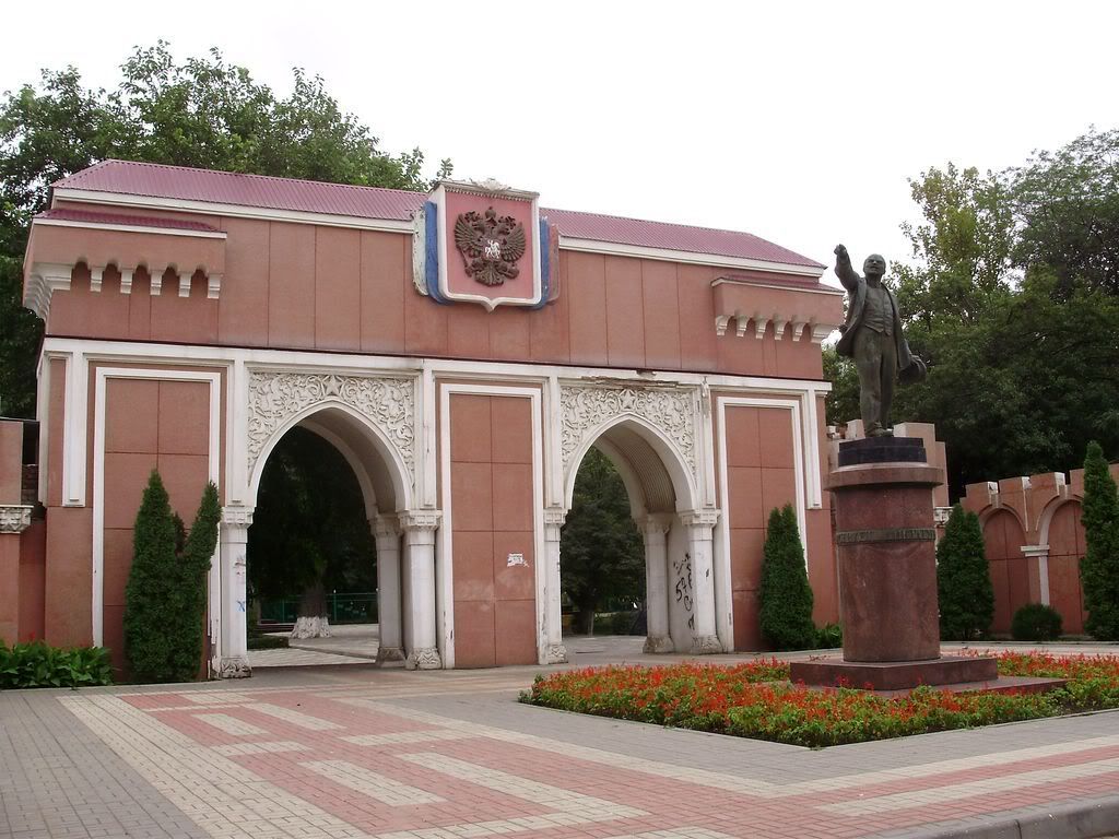 Городские ворота с Ильичём