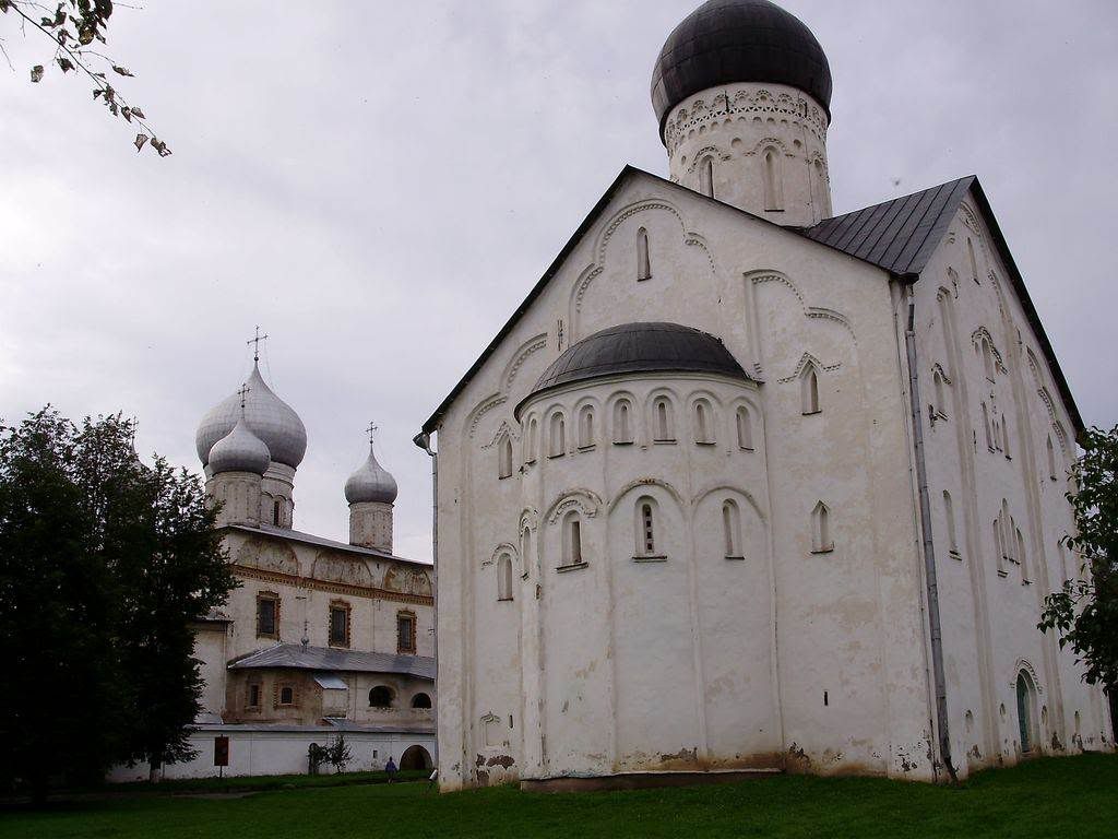 На переднем плане - Спас на Ильине, за ним - Знаменский собор