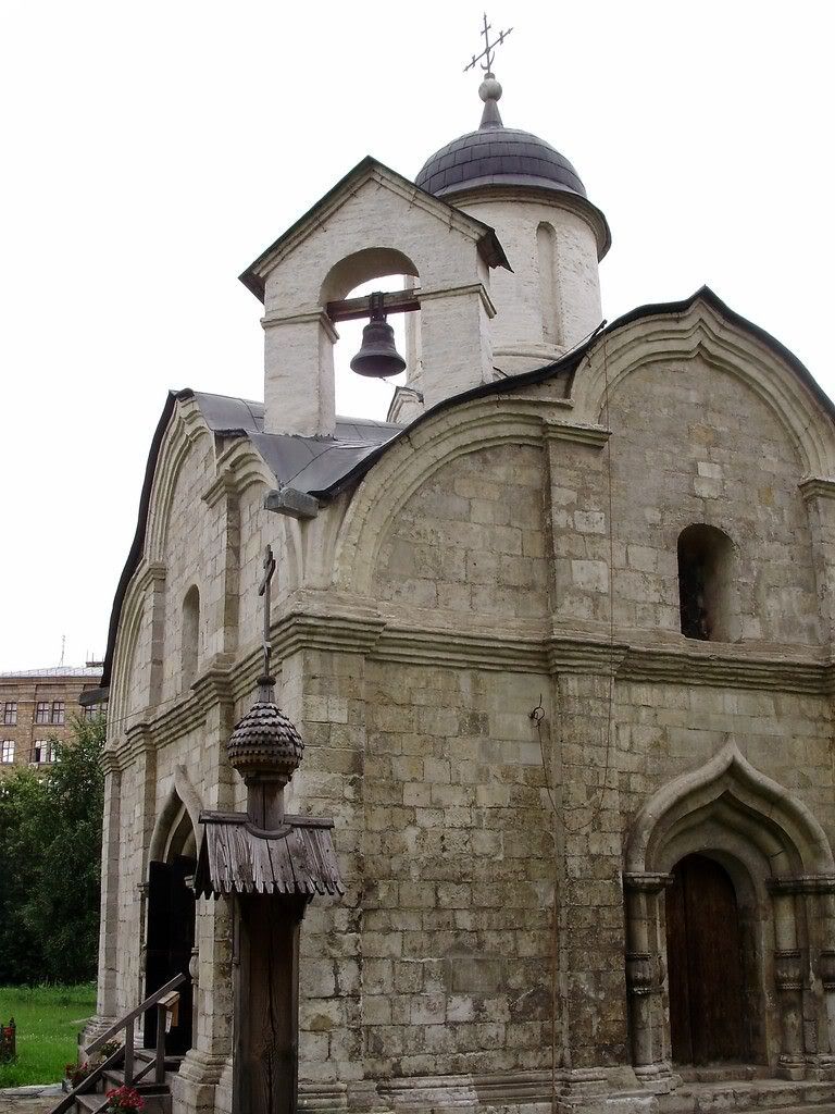 Сбоку от главного входа