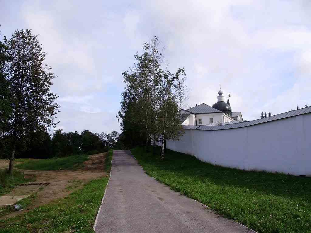 Вдоль стены монастыря