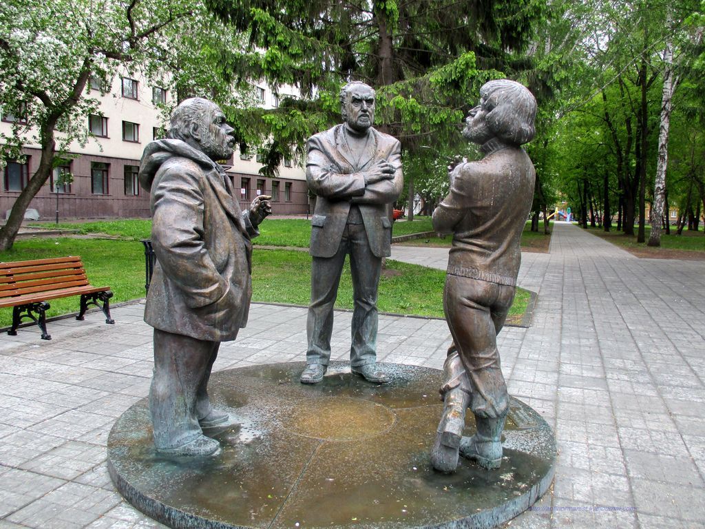 Композиция горожане у гостиницы