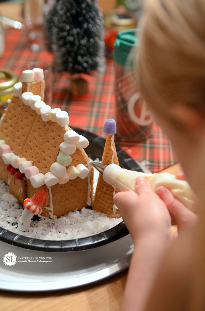 Decorating Gingerbread Houses #snackpackmixins 