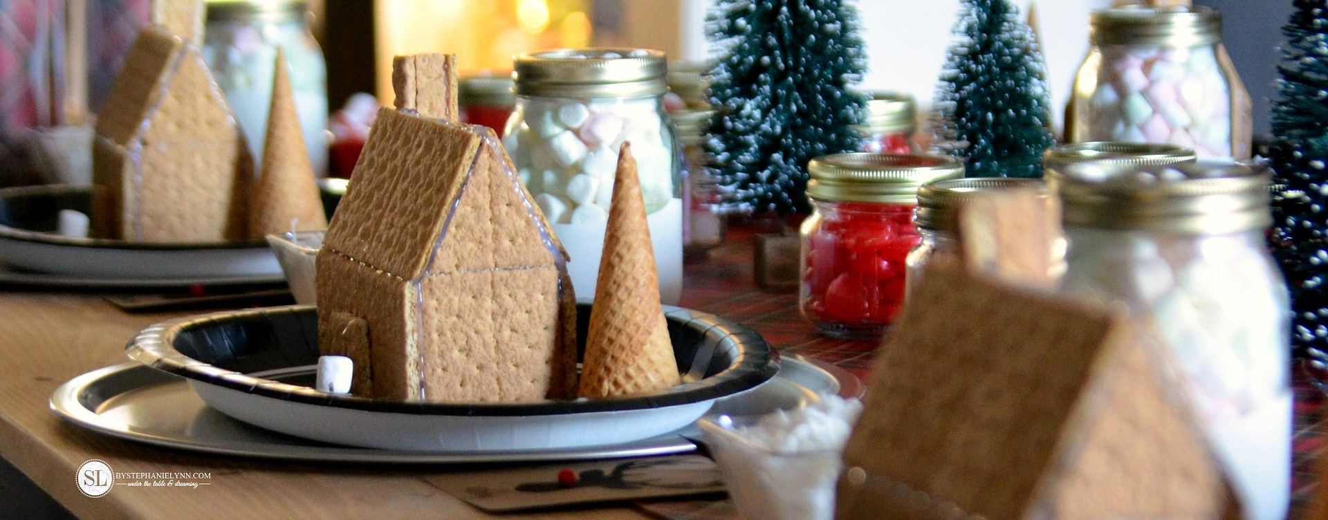 Gingerbread House Decorating Party for Kids | Graham Cracker Gingerbread Houses #snackpackmixins 