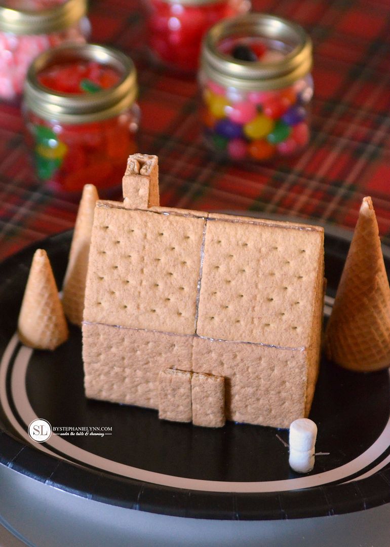 Graham Cracker Gingerbread Houses for Kids #snackpackmixins 