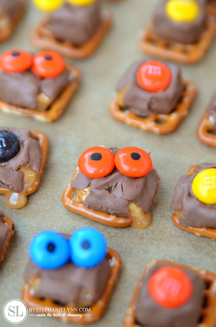 Halloween Snickers Pretzel Bites #booitforward 
