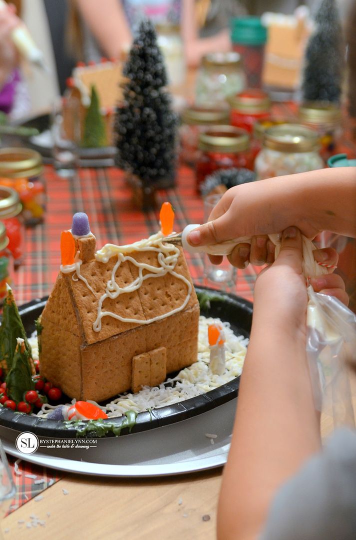 Holiday Gingerbread House Decorating Party #snackpackmixins 