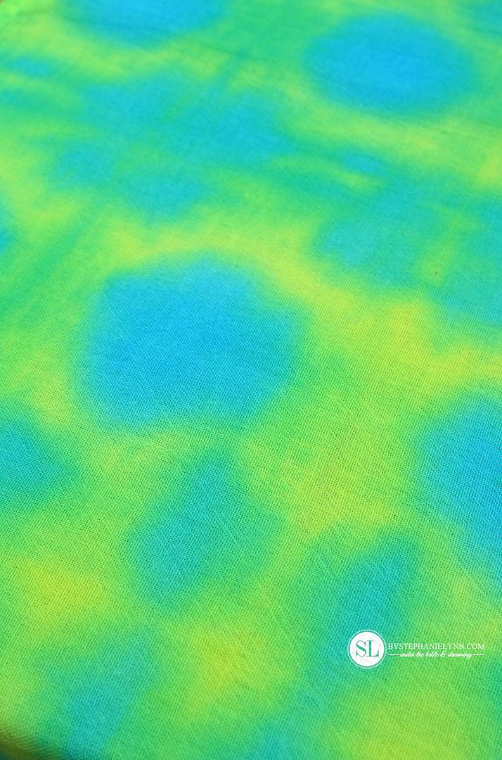 How to Folded Tie Dye Technique #michaelsmakers #tiedyeyoursummer 