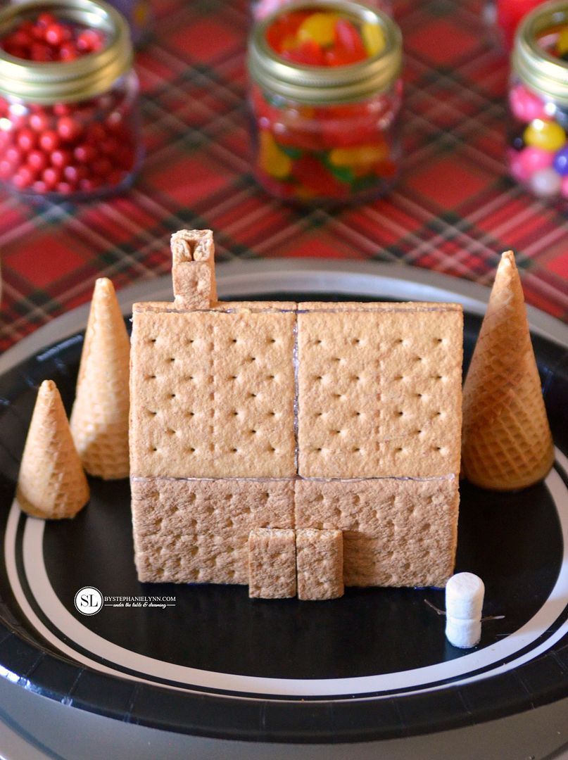 How to Make a aGraham Cracker Gingerbread House #snackpackmixins 