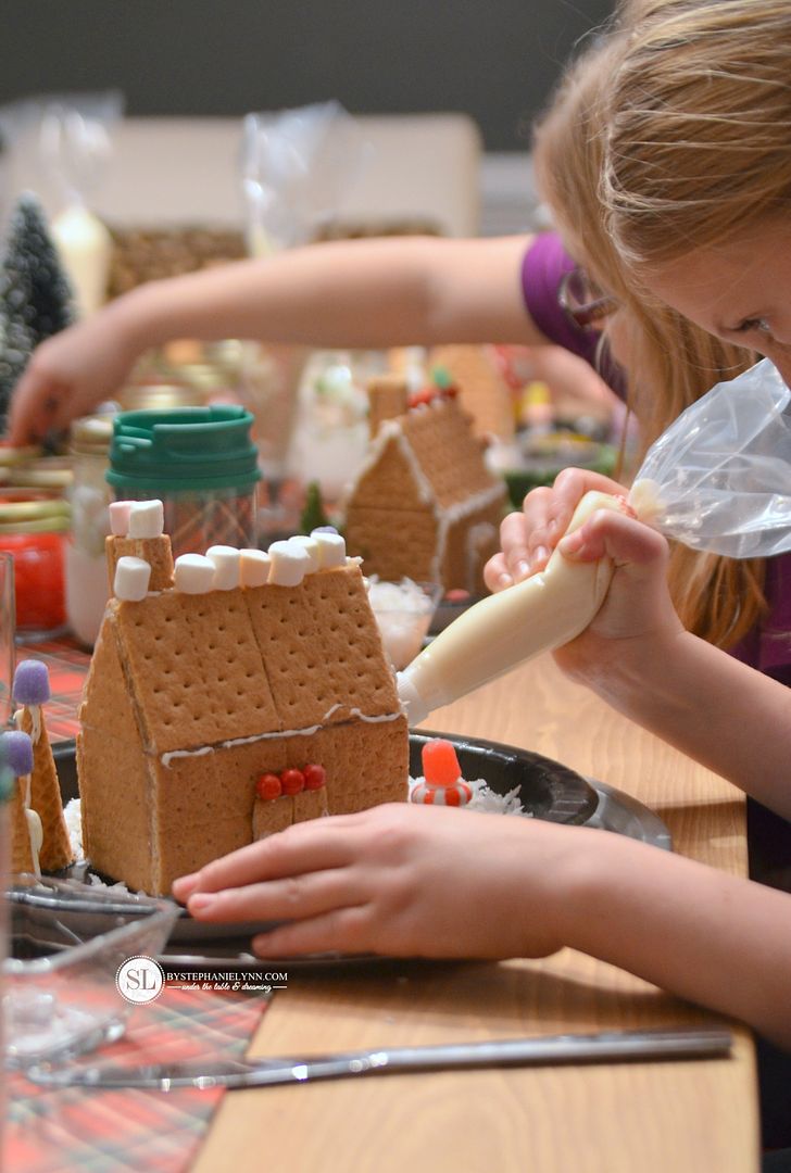 Kids Gingerbread House Decorating Party #snackpackmixins 