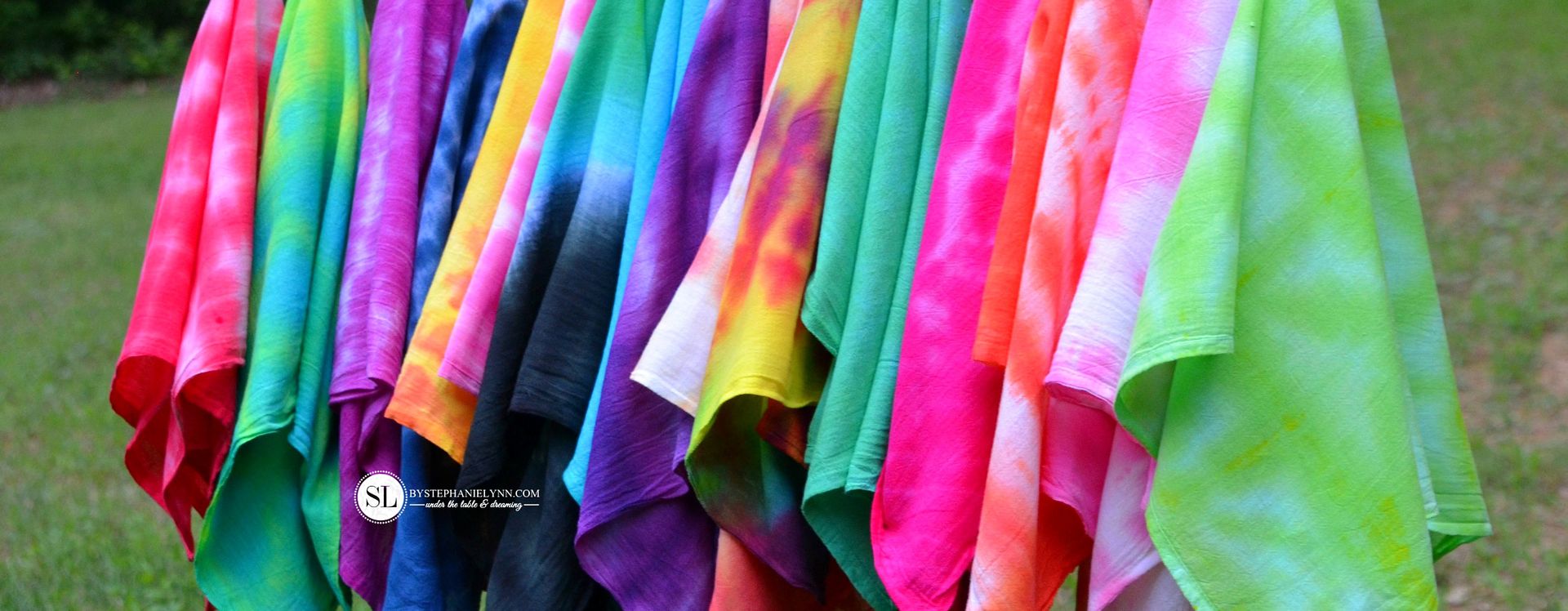 Tie Dye Folding Techniques | 16 Vibrant Tie-dye Patterns #michaelsmakers #tiedyeyoursummer 