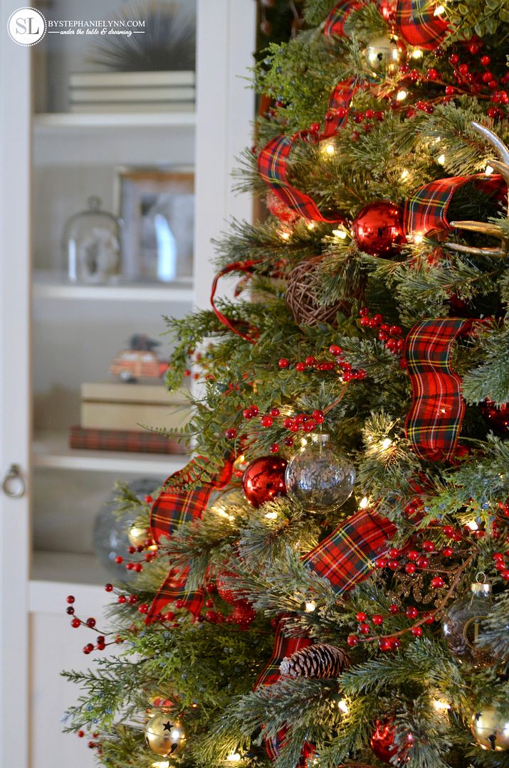 Traditional Red Christmas Tree Ideas #micahelsmakers 