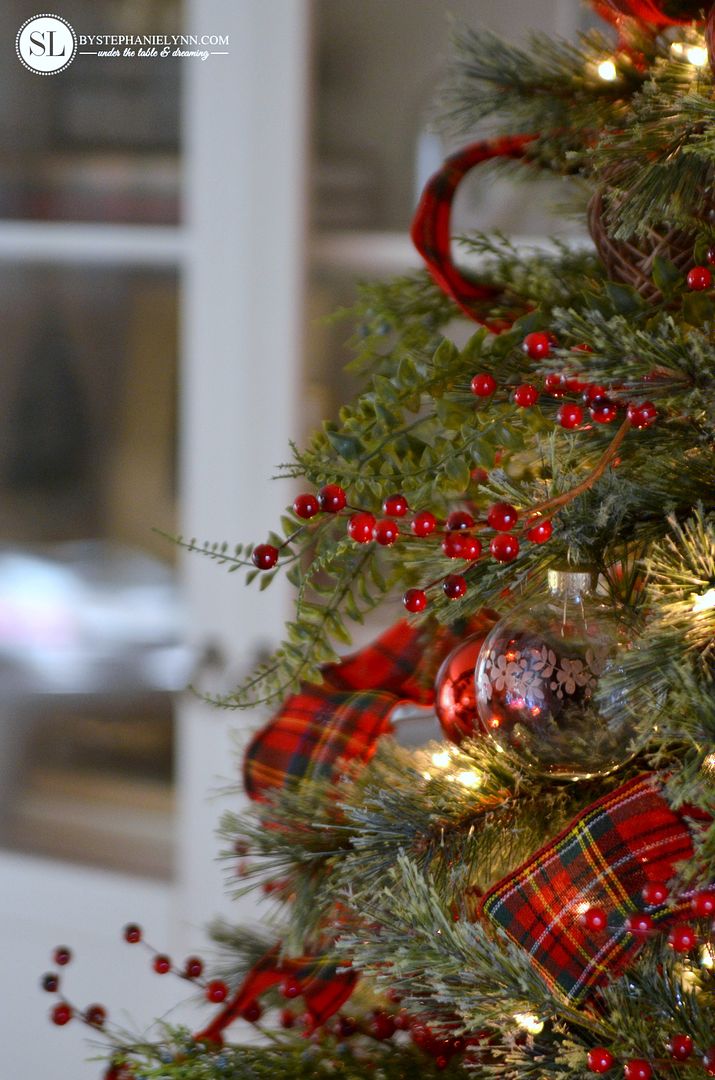 Traditional Red Plaid Christmas Tree Decorating Ideas #michaelsmakers 