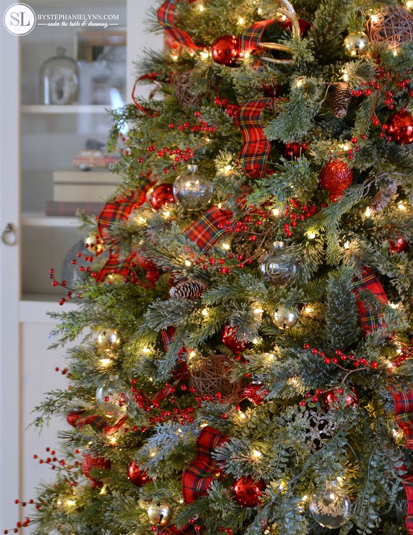 Traditional Tartan Plaid Christmas Tree Decorating Ideas #michaelsmakers 